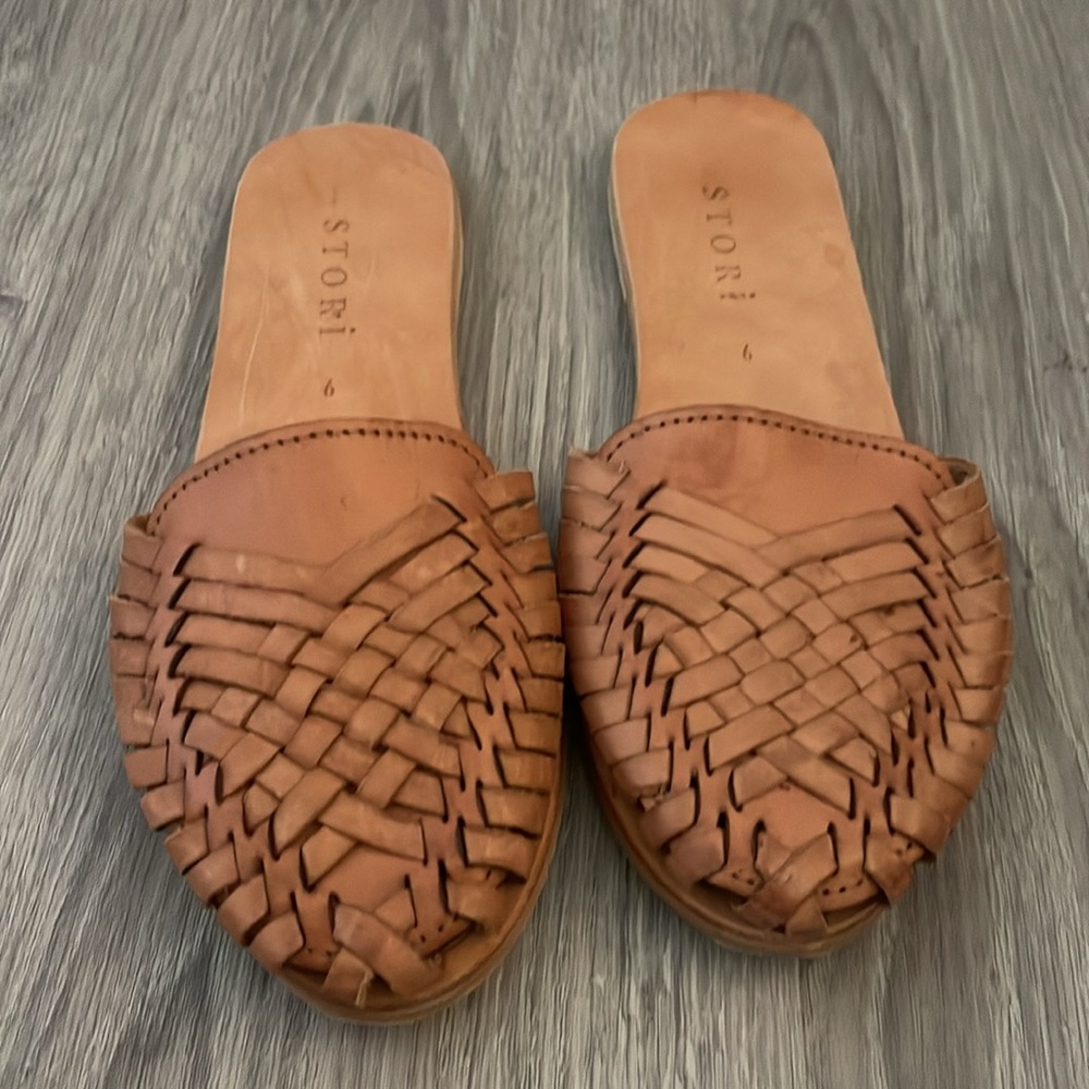 Stori Women's Tan Woven Leather Slip-On Shoes Sandals Mules Size 6
